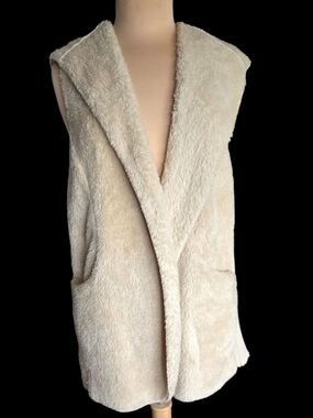 Love Tree Sleeveless Hooded Faux Fur Vest in Cream
